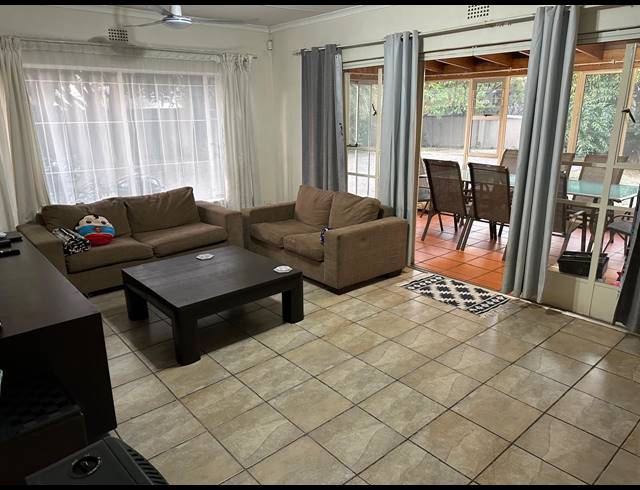 3 BEDROOM HOUSE TO LET IN OLIVEDALE